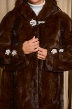 Γούνα με κουκούλα και στρας κοσμήματα καφέ