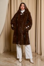 Γούνα με κουκούλα και στρας κοσμήματα καφέ