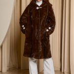 Γούνα με κουκούλα και στρας κοσμήματα καφέ