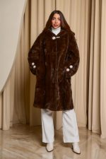 Γούνα με κουκούλα και στρας κοσμήματα καφέ