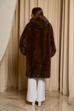 Γούνα με κουκούλα και στρας κοσμήματα καφέ
