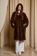 Γούνα με κουκούλα και στρας κοσμήματα καφέ