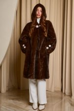 Γούνα με κουκούλα και στρας κοσμήματα καφέ