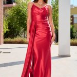 Φόρεμα maxi με ντραπέ σχέδιο και τιράντες στρας κόκκινο