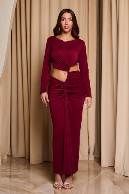 Φόρεμα maxi με cut-out στην μέση και σούρες βουργουνδί