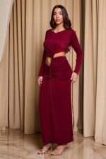 Φόρεμα maxi με cut-out στην μέση και σούρες βουργουνδί
