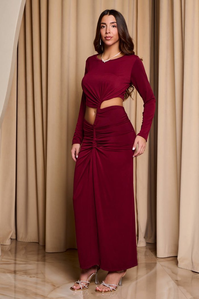 Φόρεμα maxi με cut-out στην μέση και σούρες βουργουνδί