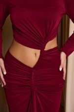 Φόρεμα maxi με cut-out στην μέση και σούρες βουργουνδί