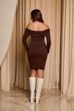 Φόρεμα mini πλεκτό off shoulder με λάστιχο και βολάν καφέ