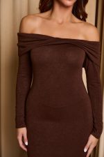 Φόρεμα mini πλεκτό off shoulder με λάστιχο και βολάν καφέ