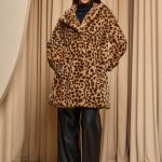 Γούνα με πέτο γιακά και τσέπες animal print