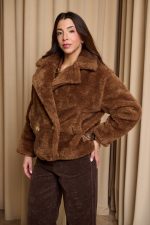 Γούνα με τσέπες και διακοσμητικά ζωνάρια καφέ - Image 4