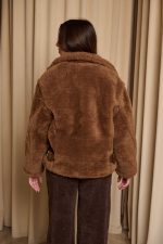 Γούνα με τσέπες και διακοσμητικά ζωνάρια καφέ - Image 6
