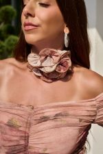 Φόρεμα mini floral print με σούρες και τριαντάφυλλο ανοιχτό καφέ