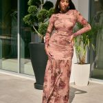 Φόρεμα maxi floral print με σούρες και mock neck ανοιχτό καφέ