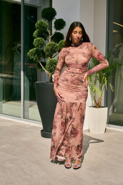 Φόρεμα maxi floral print με σούρες και mock neck ανοιχτό καφέ