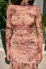 Φόρεμα maxi floral print με σούρες και mock neck ανοιχτό καφέ