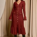 Φόρεμα midi με ανάγλυφο ύφασμα και χρυσά κουμπιά terracotta