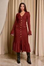 Φόρεμα midi με ανάγλυφο ύφασμα και χρυσά κουμπιά terracotta