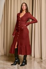 Φόρεμα midi με ανάγλυφο ύφασμα και χρυσά κουμπιά terracotta