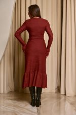 Φόρεμα midi με ανάγλυφο ύφασμα και χρυσά κουμπιά terracotta