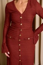 Φόρεμα midi με ανάγλυφο ύφασμα και χρυσά κουμπιά terracotta