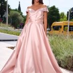 Φόρεμα maxi κλος σατέν off shoulder με πιέτες ροζ