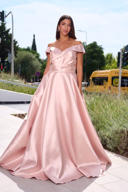 Φόρεμα maxi κλος σατέν off shoulder με πιέτες ροζ