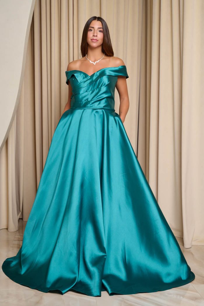 Φόρεμα maxi κλος σατέν off shoulder με πιέτες κυπαρισσί