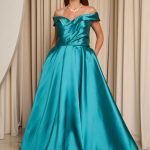 Φόρεμα maxi κλος σατέν off shoulder με πιέτες κυπαρισσί