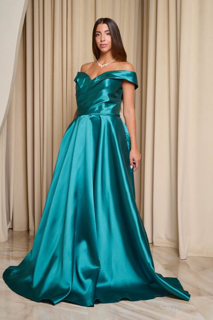 Φόρεμα maxi κλος σατέν off shoulder με πιέτες κυπαρισσί
