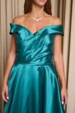 Φόρεμα maxi κλος σατέν off shoulder με πιέτες κυπαρισσί