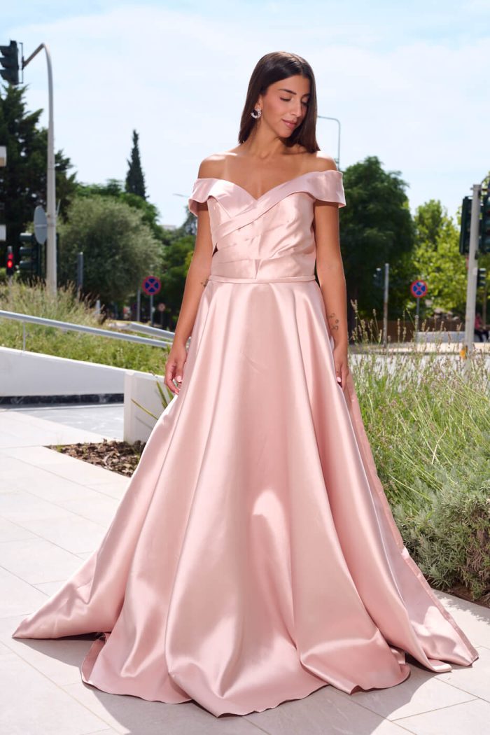 Φόρεμα maxi κλος σατέν off shoulder με πιέτες ροζ