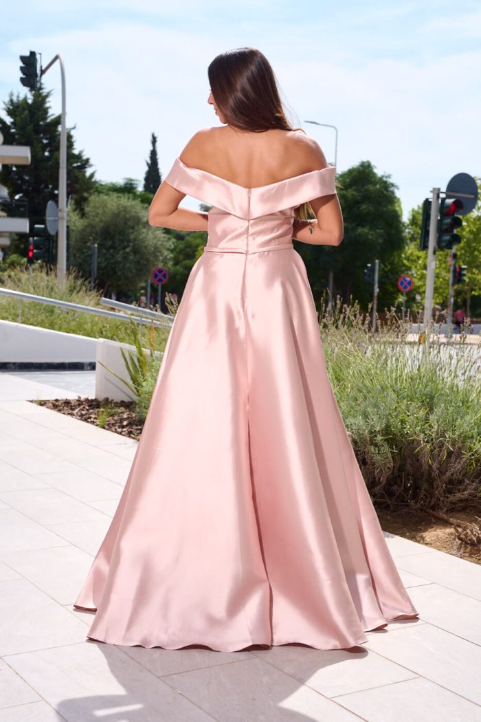 Φόρεμα maxi κλος σατέν off shoulder με πιέτες ροζ