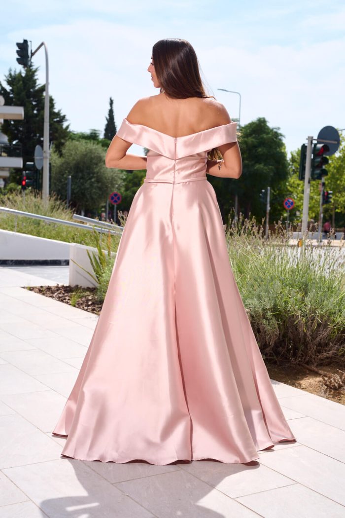 Φόρεμα maxi κλος σατέν off shoulder με πιέτες ροζ