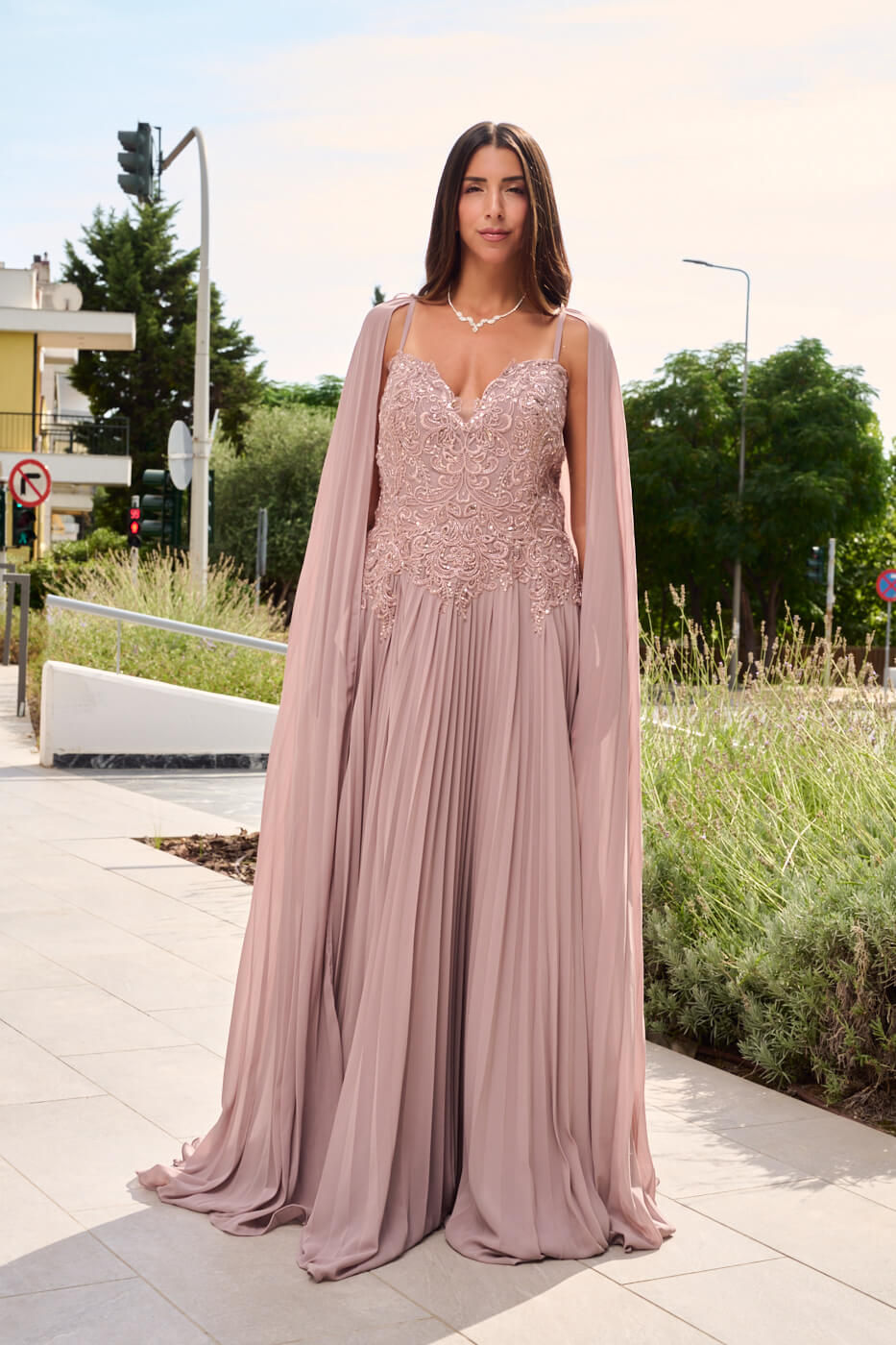 Φόρεμα maxi πλισέ με κεντημένα floral σχέδια dusty pink