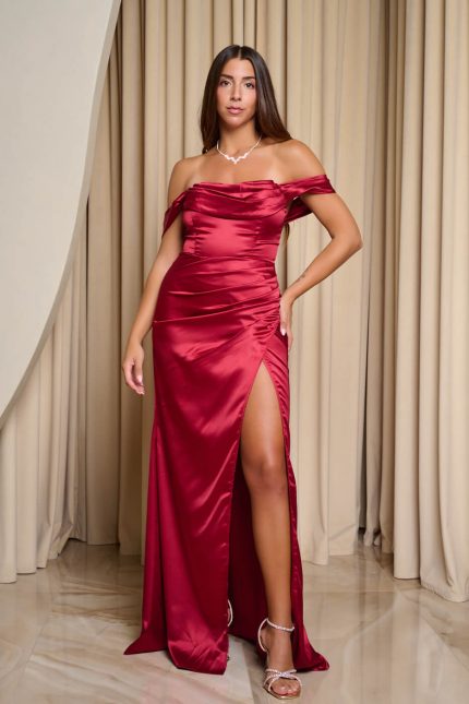 Φόρεμα maxi σατέν off shoulder με πιέτες βουργουνδί
