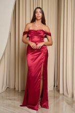 Φόρεμα maxi σατέν off shoulder με πιέτες βουργουνδί