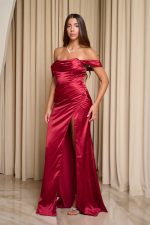 Φόρεμα maxi σατέν off shoulder με πιέτες βουργουνδί