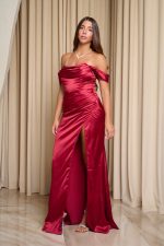 Φόρεμα maxi σατέν off shoulder με πιέτες βουργουνδί