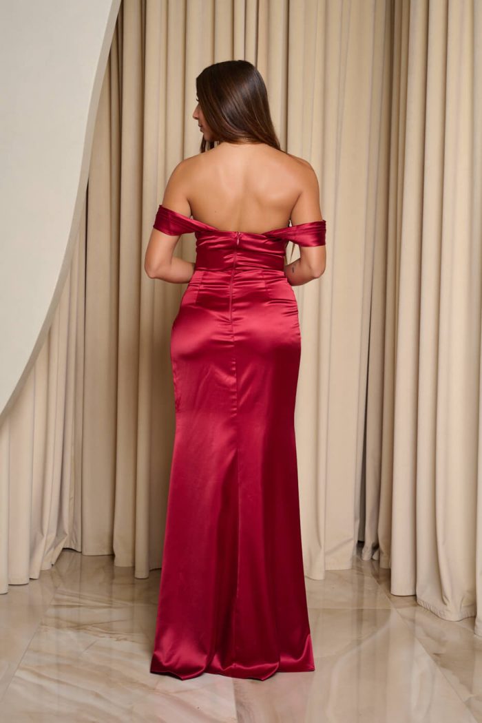 Φόρεμα maxi σατέν off shoulder με πιέτες βουργουνδί