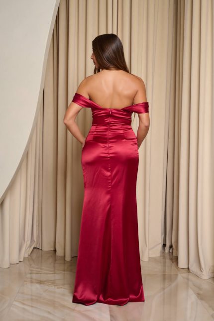 Φόρεμα maxi σατέν off shoulder με πιέτες βουργουνδί