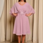 Φόρεμα midi με πλισέ V ντεκολτέ και λεπτομέρεια με στρας ροζ