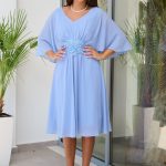 Φόρεμα midi με πλισέ V ντεκολτέ και λεπτομέρεια με στρας dusty blue