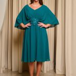 Φόρεμα midi με πλισέ V ντεκολτέ και λεπτομέρεια με στρας κυπαρισσί