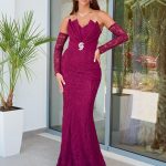 Φόρεμα maxi στράπλες δαντελένιο με μανίκια βουργουνδί