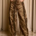 Παντελόνι σε φαρδιά γραμμή με spots καφέ