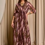 Φόρεμα maxi εμπριμέ με βαθύ V ντεκολτέ καφέ