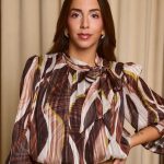 Μπλούζα εμπριμέ με φιόγκο καφέ