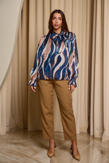 Μπλούζα εμπριμέ με φιόγκο σκούρο μπλε